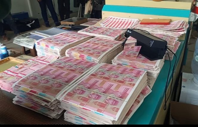 
					Uang Palsu Rp36 Miliar Nyaris Beredar, Polda Metro Jaya Bongkar Pabrik di Tangsel