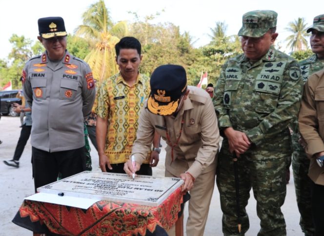 
					Kapolda Kalteng Dampingi Gubernur Resmikan SD Islam di Kotawaringin Barat