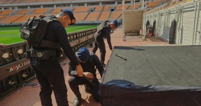 
					Brimob Polda Metro Jaya Sterilisasi di Jakarta Internasional Stadiun (JIS) Jelang Persija Vs Brisbane Roar