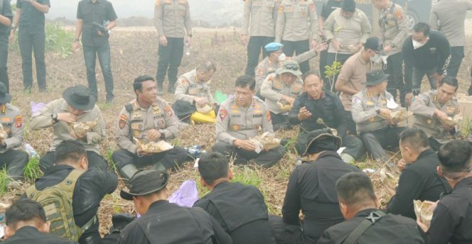 
					Perkuat Kebersamaan, Kapolda Kalteng Motivasi Satgas Karhutla Lewat Makan Siang Bersama