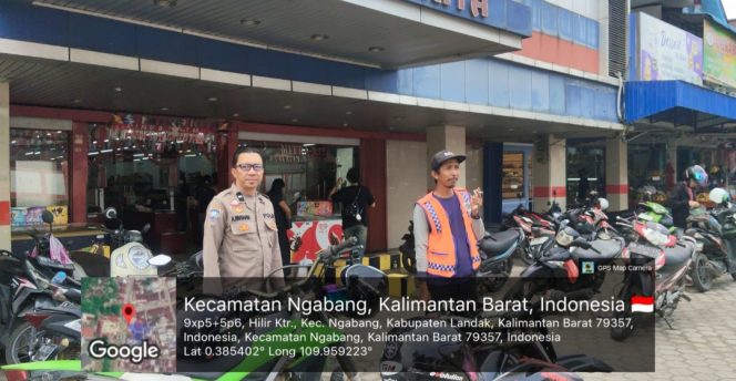
					Cuaca Tak Bersahabat, Polisi Ngabang Tetap Turun: Juru Parkir Disapa, Kamtibmas Diingatkan