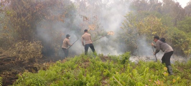 
					Satbrimob Polda Kalteng Terus Bergerak, Padamkan dan Dinginkan Lahan Gambut di Palangka Raya