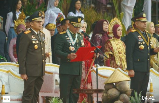 
					Kapolda Jabar Hadiri Upacara HUT Kemerdekaan RI Ke 81 di Gedung Sate, Puluhan Ribu Warga Antusias