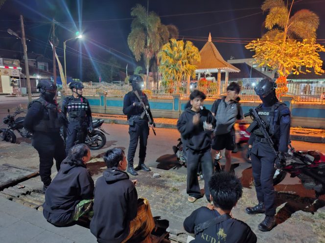 
					Patroli Harkamtibmas Brimob Jabar : Jaga Kondusifitas Kota Tasikmalaya di Tengah Malam