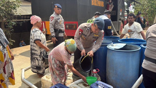 
					Brimob Jabar Salurkan Air Bersih, Hadir untuk Masyarakat Ciampel
