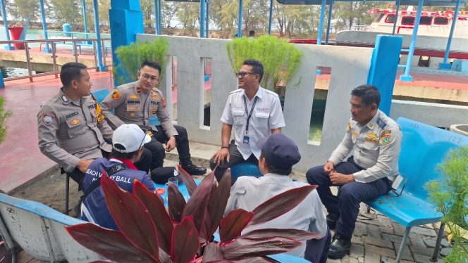 
					Jaga Jakarta di Pulau Tidung, Bhabinkamtibmas Sosialisasikan Layanan Polisi 110 Gratis 24 Jam
