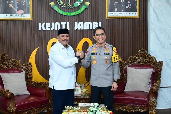 
					Kapolda Jambi Hadir Langsung ke Kejati, Sampaikan Ucapan Selamat Hari Lahir Kejaksaan RI