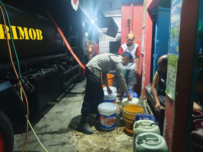 
					Brimob Jabar Hadir Penuhi Kebutuhan Air Bersih Warga Cimanggung