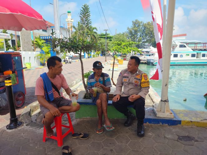 
					Jaga Jakarta di Pulau Pramuka, Bhabinkamtibmas Sosialisasikan Layanan Polisi 110 Gratis 24 Jam