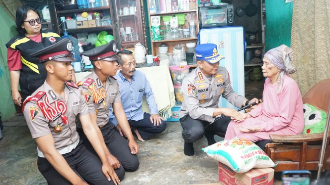 
					Wujudkan polri sebagai sosok yang melayani, SPN Polda Metro Jaya libatkan siswa diktuk dlm aksi peduli warga sekitar.