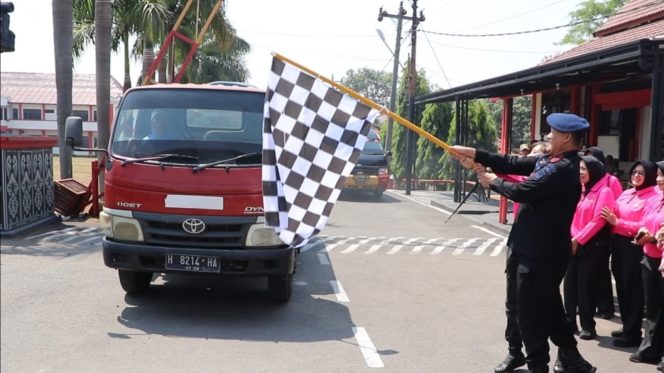 
					Brimob Polda Jateng Kembali Salurkan Air Bersih untuk Warga Terdampak Kekeringan di Semarang