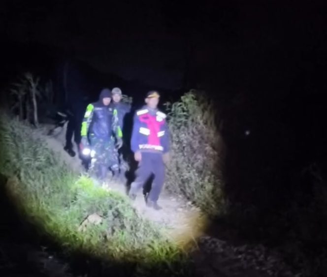 
					Polsek Cikajang dan Tim Gabungan Lokalisir Kebakaran Lahan Seluas 5 Hektare di Kaki Gunung Cikuray
