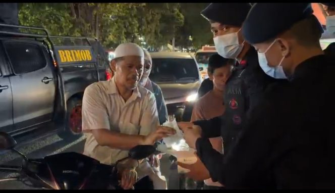 
					Satbrimob Polda Metro Jaya Bagikan Masker kepada Warga Terdampak Abu Vulkanik
