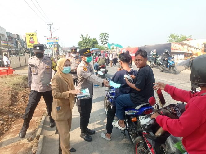 
					Polsek Cisauk Bagikan Masker kepada Masyarakat untuk Antisipasi Abu Vulkanik