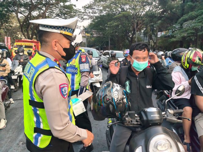 
					Sat Lantas Polres Tangsel Bagikan Masker Gratis Antisipasi Dampak Abu Vulkanik Gunung Anak Krakatau