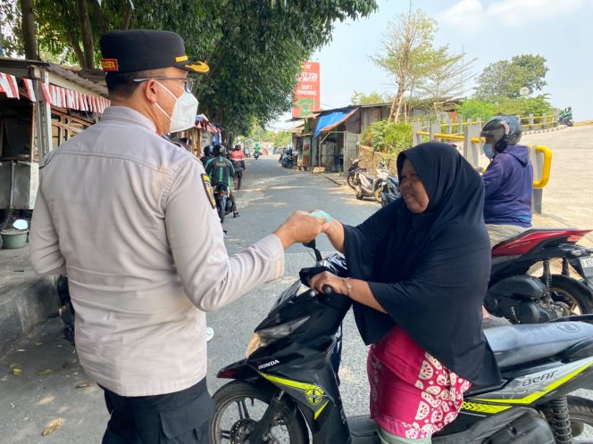 
					Polsek Ciputat Timur Bagikan 500 Masker kepada Warga, Antisipasi Dampak Abu Vulkanik Anak Gunung Krakatau