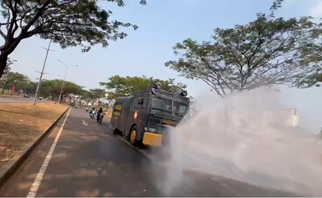 
					Gunakan Water Canon, Polres Tangsel Siram Jalan untuk Redam Abu Vulkanik