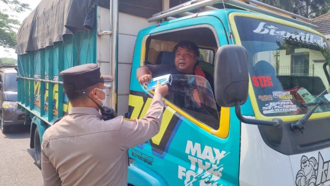 
					Antisipasi Abu Vulkanik, Polres Tangsel Bagikan 1.000 Masker dan Siram Jalan