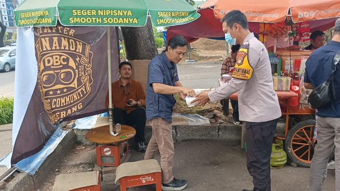 
					Peduli Masyarakat, Polsek Serpong Bagikan Masker di Sejumlah Titik Wilayah