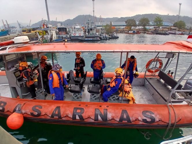 
					Polda Lampung Perkuat Pencarian 5 Wartawan dan 3 Kru Kapal yang Hilang Kontak di Selat Sunda