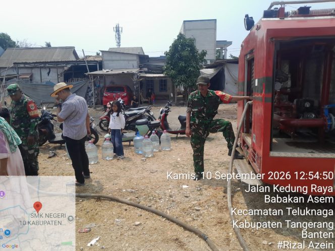 
					Bantu Warga Terdampak Musim Kemarau, Anggota Koramil Teluknaga Salurkan Bantuan Air Bersih