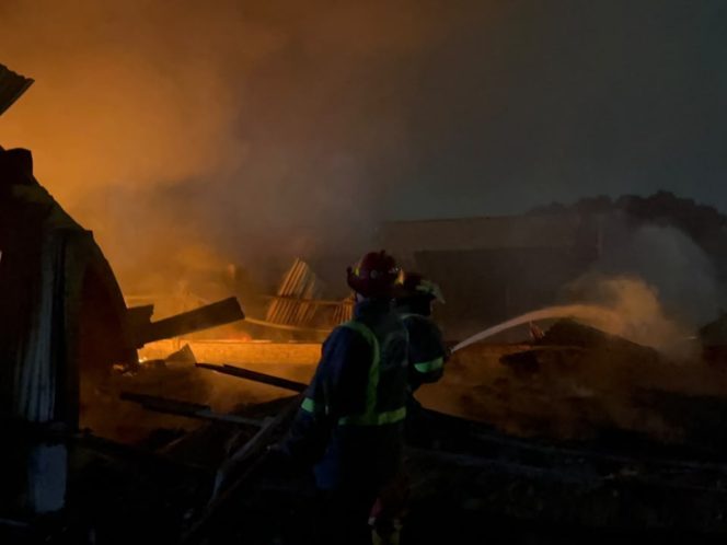 
					Brimob Polda Metro Jaya Bantu Amankan Lokasi Kebakaran Lapak Limbah di Bekasi