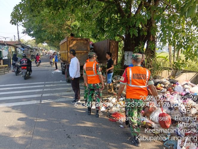 
					Komsos Sampah, Koramil Kresek Angkut Sampah Bersama Warga