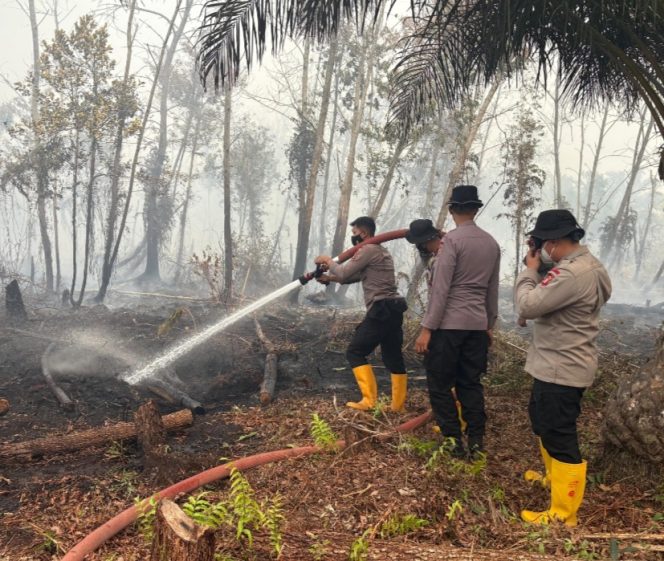 
					Satbrimob Polda Kalteng Terus Lakukan Pendinginan Lahan Gambut di Jalan Dulin Kandang