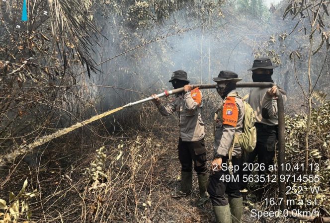 
					Brimob Kalteng Bersama Tim Gabungan Padamkan Karhutla di Tanjung Putri