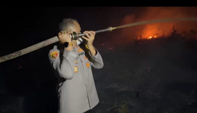 
					Api Membara di Malam Hari, Kapolres Ketapang Bersama Pejabat Utama Turun Langsung Padamkan Karhutla di Pelang
