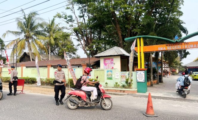 
					Peduli Keselamatan Pelajar, Satbrimob Polda Kalteng Bantu Penyeberangan Siswa di Depan Sekolah