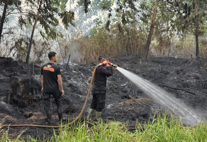 
					Cegah Api Meluas, Tim Bravo 3 Karhutla Lakukan Pemadaman di Jalan Manduhara