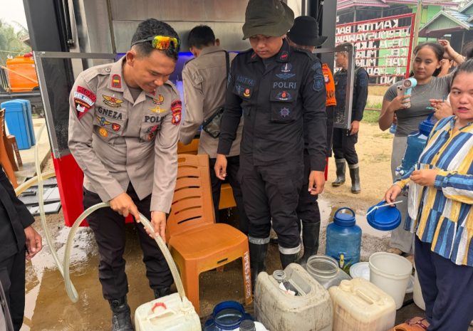 
					Brimob Kalteng Hadir di Tengah Warga Juking Panjang, Salurkan Air Bersih