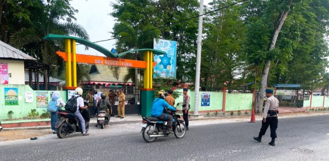 
					Brimob Kalteng Hadir di Sejumlah Sekolah, Pastikan Keamanan dan Kenyamanan Pelajar