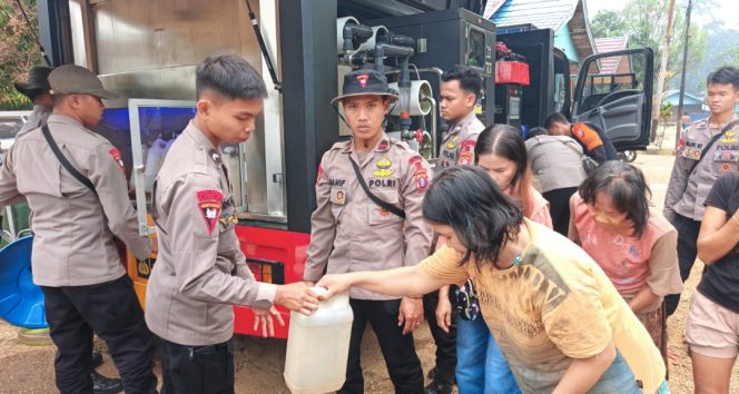 
					Brimob Kalteng Salurkan Air Bersih untuk Warga Desa Sungai Lunuk