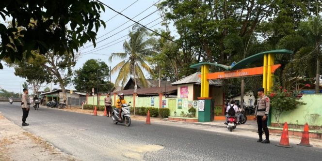 
					Peduli Keselamatan Pelajar, Brimob Kalteng Bantu Penyeberangan di Depan Sekolah
