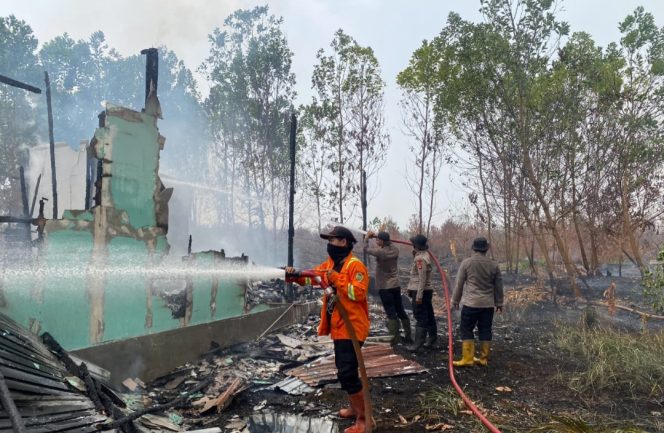 
					Cegah Api Meluas, Satgas Gabungan Percepat Pemadaman Rumah Warga yang Terbakar