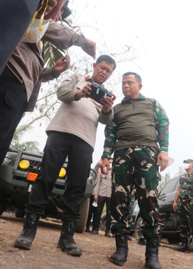 
					Cek Karhutla Bersama Pangdam, Kapolda Kalteng Kerahkan Helikopter Water Bombing Padamkan Titik Api di Km 23 Palangka Raya